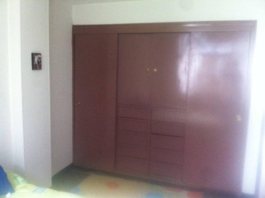 Espacio para ropa y accesorios disponible.
