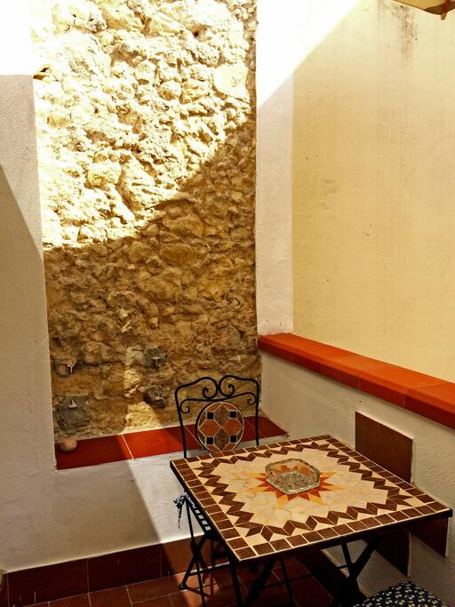 Balcone attrezzato con tavolo, sedie ed ombrellone