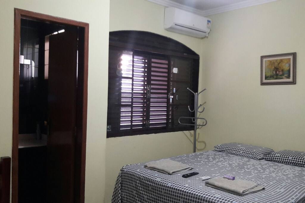 Suite com ar banheiro privativo.