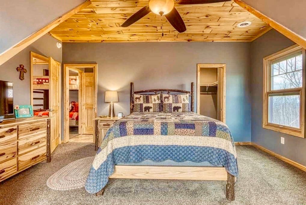 Chumba cha kulala cha Upper Level Hickory Log Queen kilicho na Runinga na Tembea Ndani ya Kabati