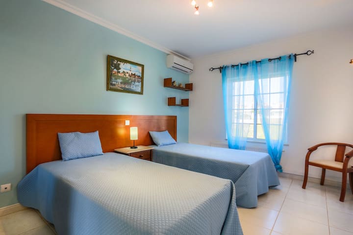 Dvojlôžková jednolôžková spálňa