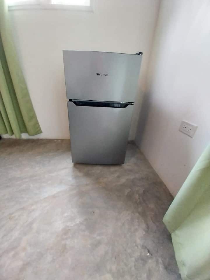 Mini hladnjak sa zamrzivačem u sobi.