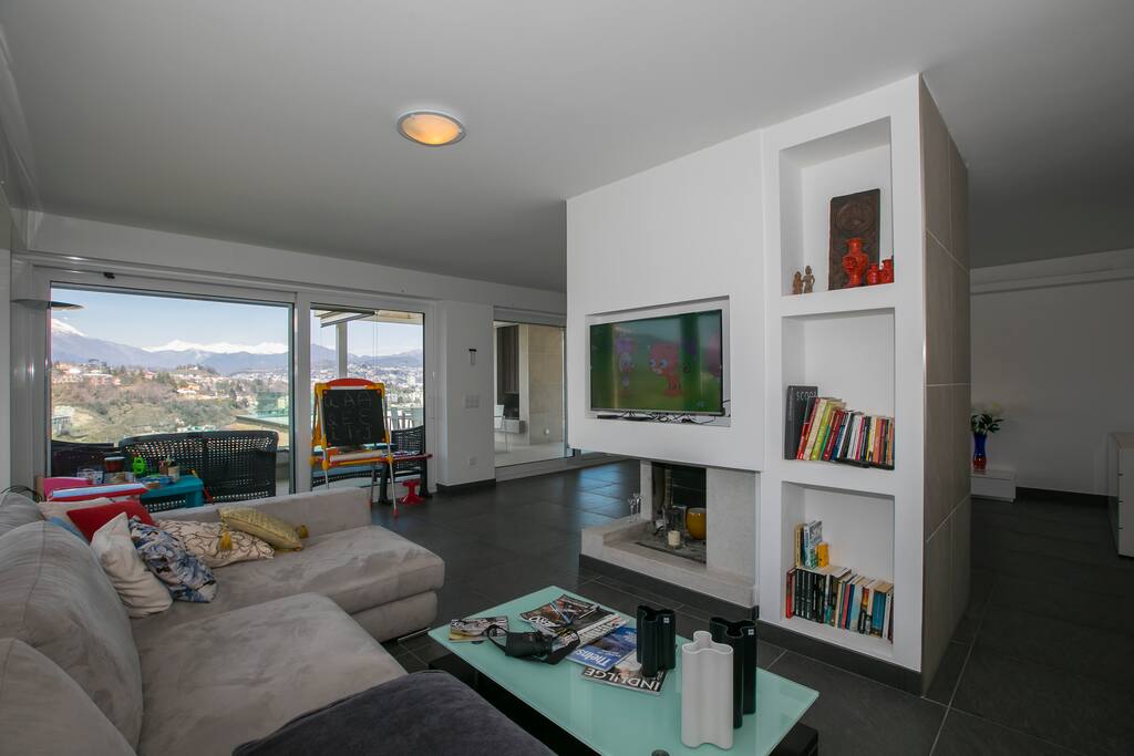 Living room with access tot the terrace with amazing view of the lake