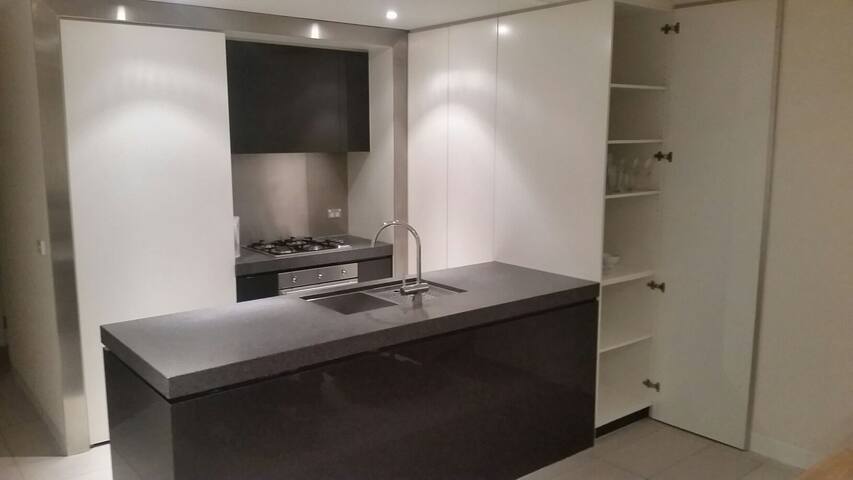 Luxurious Spacious St.Kilda Esplanade Apartment gallery image 5