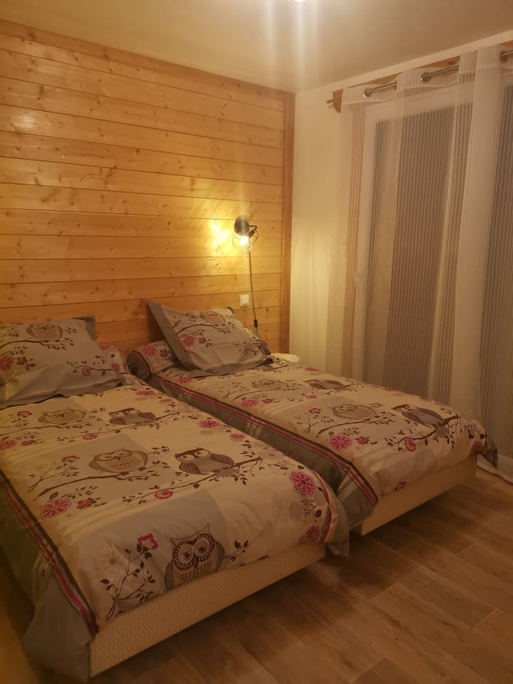 غرفة نوم واحدة بسريرين مفردين .