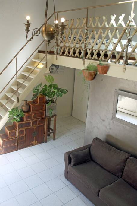 Salon avec l'escalier de la mezzanine