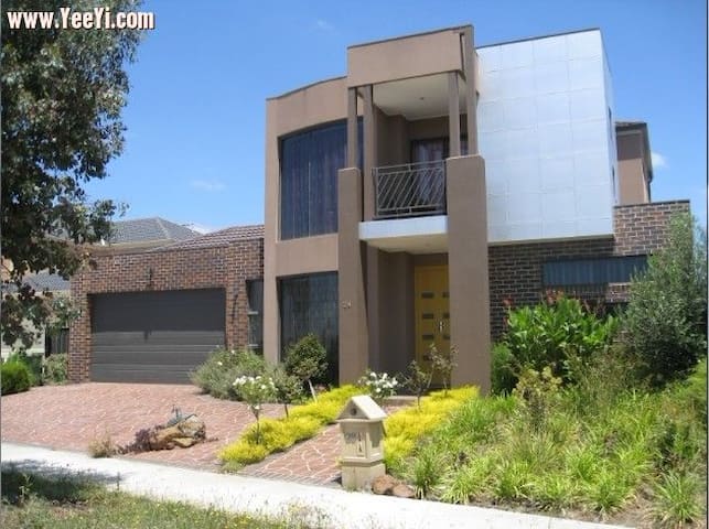 Comfy Luxury house near Airport