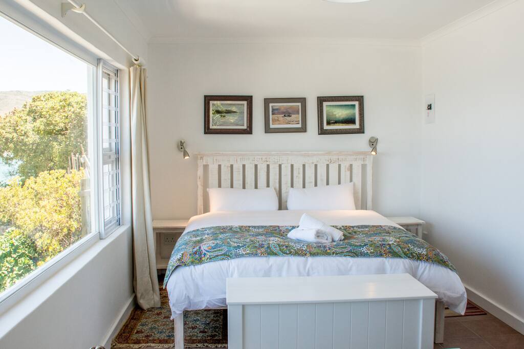 Queen bed with view of the ocean.