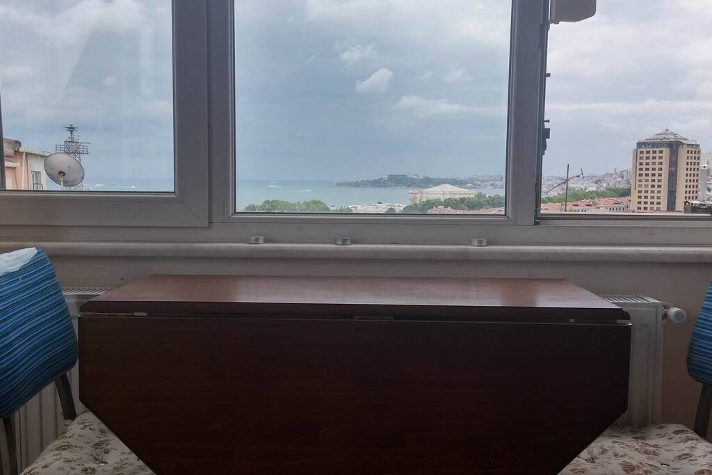 Dinner Table to Enjoy the Amazing View