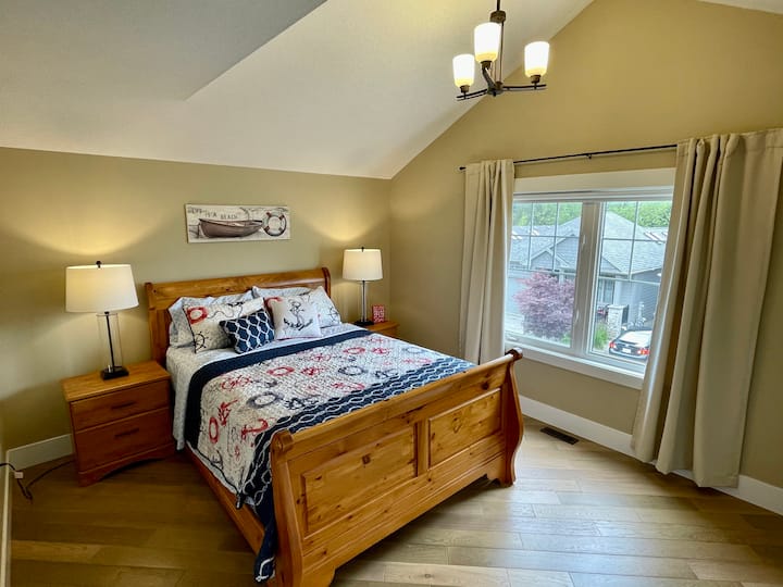 带标准双人床的第二间卧室 