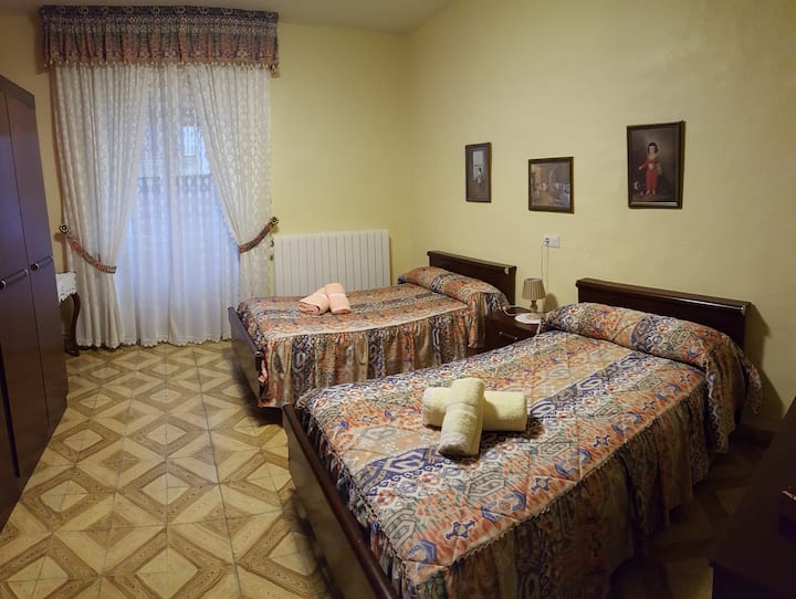 HABITACIÓN PLANTA BAJA, DOS CAMAS 1,5