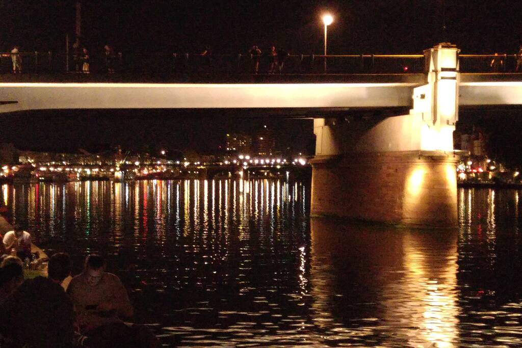 Mainbrücke mit nächtlichem Frankfurt