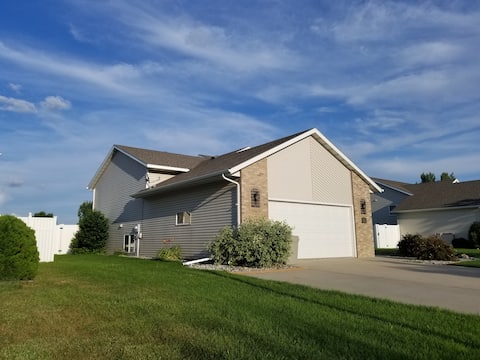 Entire House, pool, hot tub, 2600sq ft, sleeps 12+