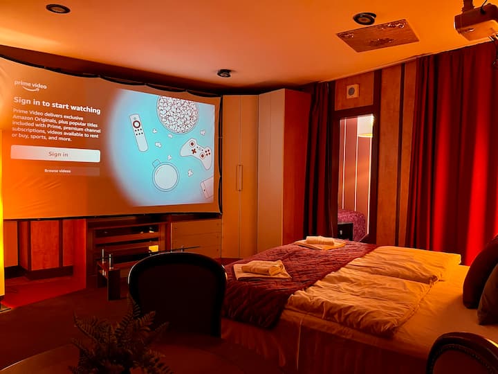 带胶片投影机的卧室