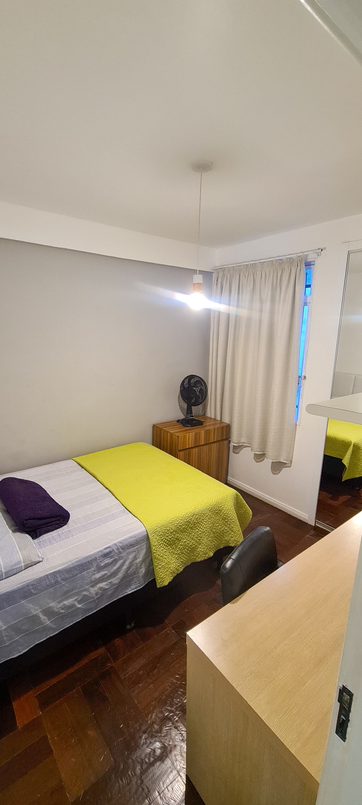 Glavna spavaća soba s radnim stolom i velikim ormarom 