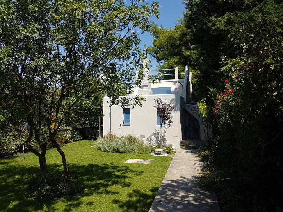 HERE YOU CAN FIND THE FRONT YARD OF OUR COTTAGE!