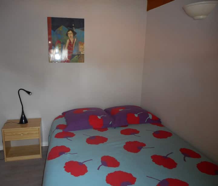 ზემოთ ოთახი
1 ანთებული დე 140