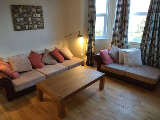 Comfy, spacious 2B flat leafy South Manchester. gallery image 3