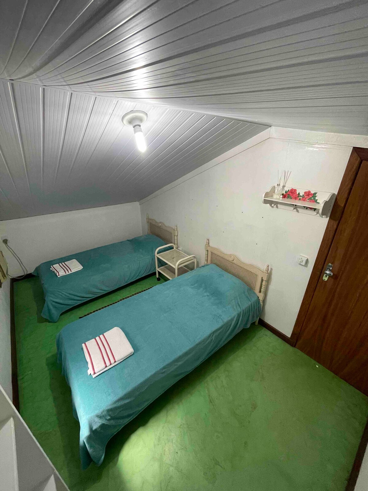 Habitación superior 1 , dos camas individuales con aire acondicionado 