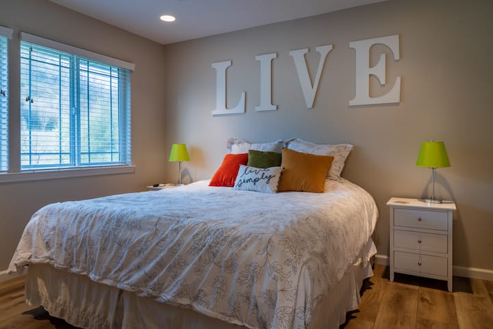 למעלה, חדר שינה ראשי שני עם מיטת קינג סייז וחדר רחצה צמוד