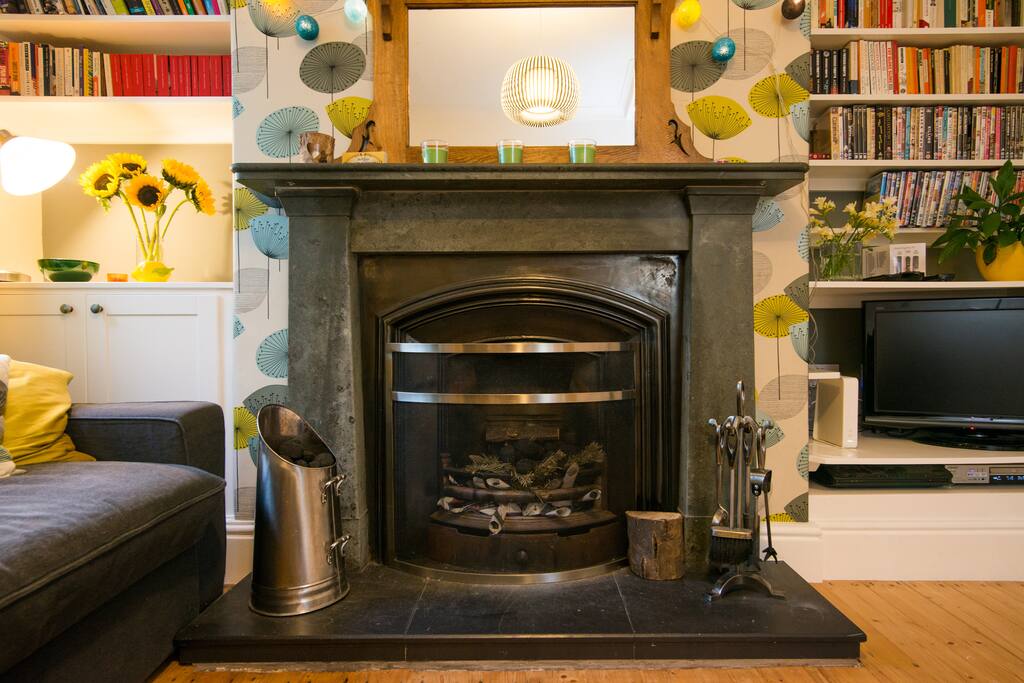The back room has a real fire which is lovely and cosy especially during cold autumnal/winter nights. Kindling, logs and coal (smokeless!) are provided