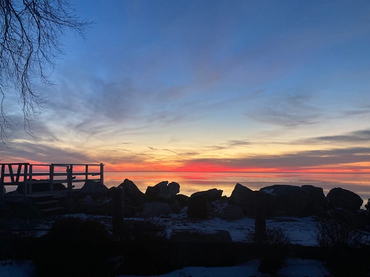 Cheerful East Beach Lakehouse at Point Pelee Cottages for Rent in