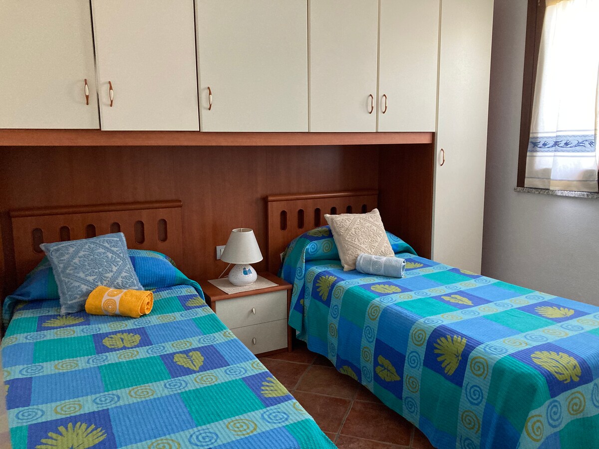 Dormitorio con dos camas individuales: dormitorio con dos camas individuales.