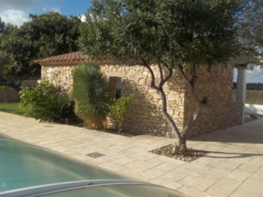 Garage pour 2 voitures en pierres sèches