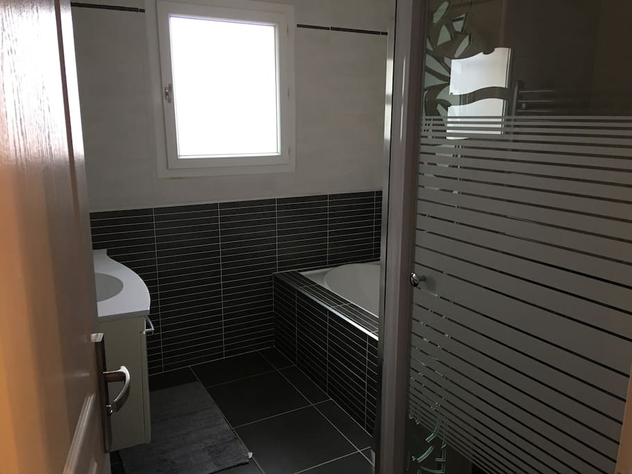 Salle de bain réservée aux voyageurs