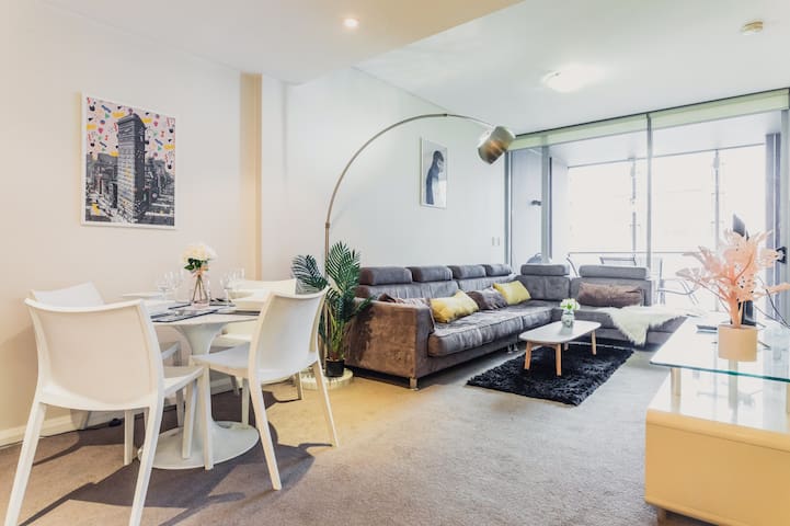CBD apartment with city view close to Opera House