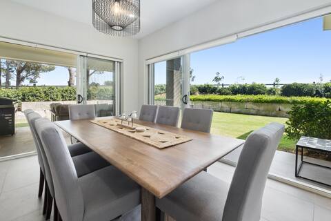 3 Little Birds - Contemporary Leafy Getaway