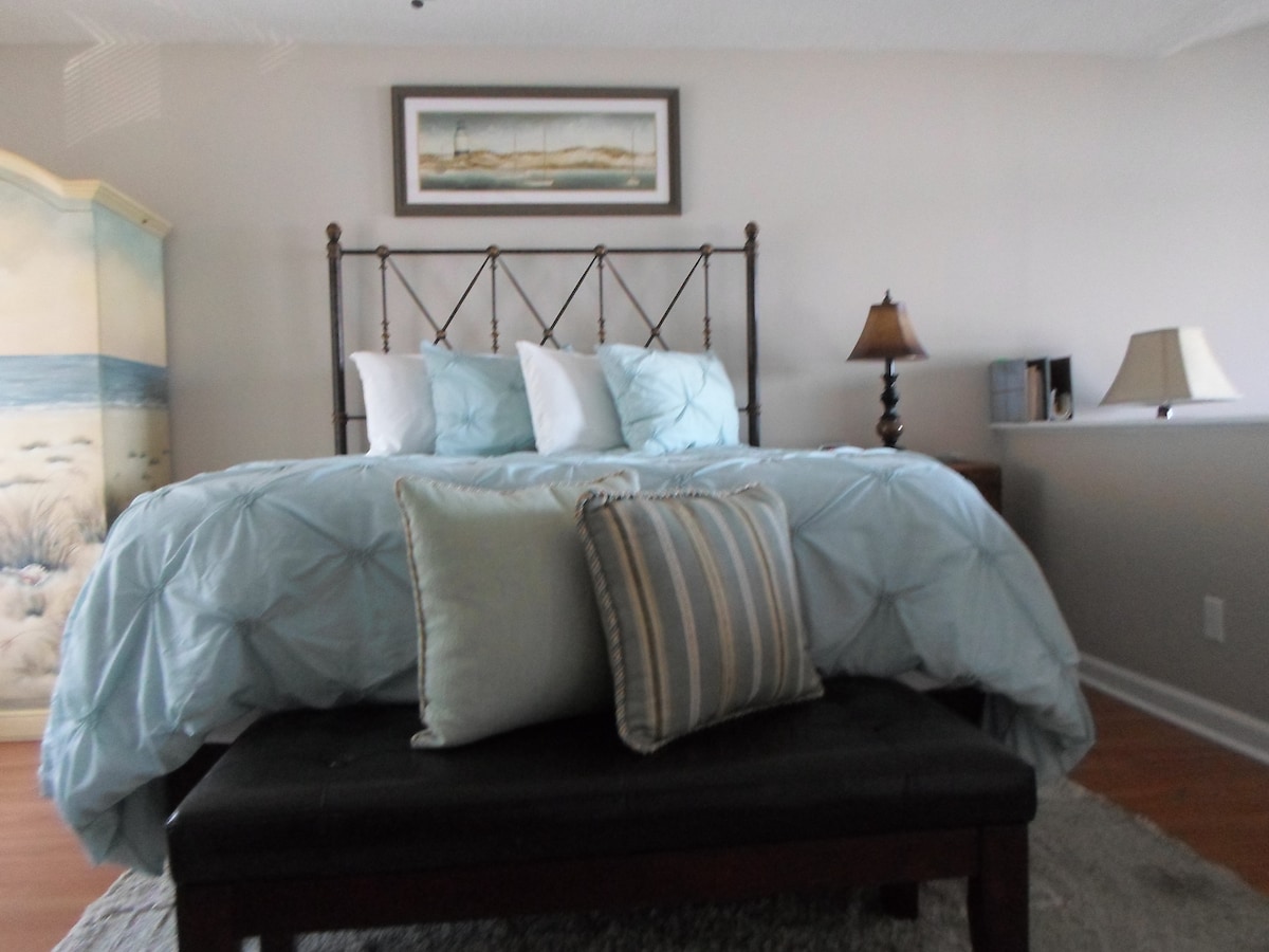 Cama tamaño queen,dos cajones laterales y armario,con armario,perchas,mantas, almohadas adicionales.