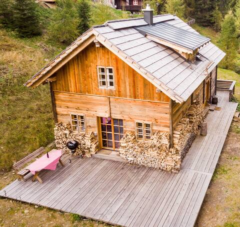 Chalet "Hirschfisch" right next to the piste