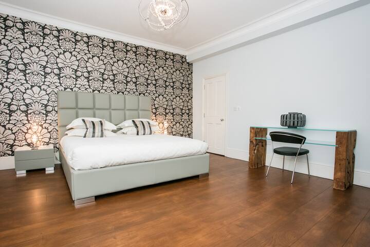 Luxury Property | Frm £18k Per Mth | Village SW19 gallery image 4