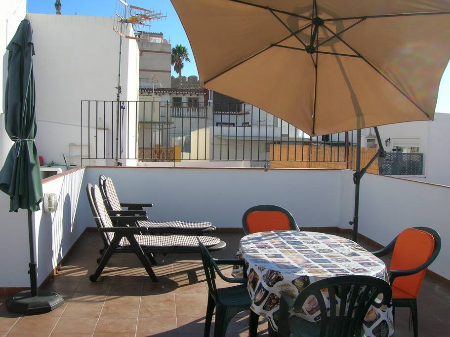 The upper terrace, parasols and view of the Castle.