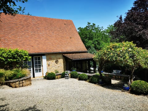 Quiet stone cottage with pool near Sarlat