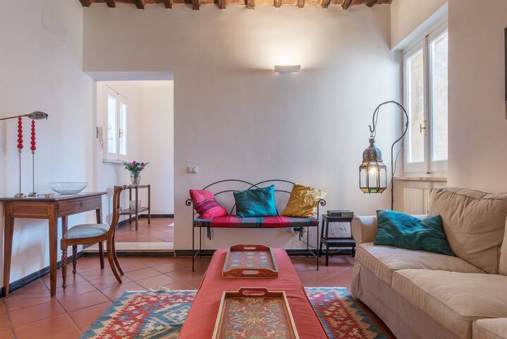 Three bedrooms in world famous Via Giulia gallery image 3