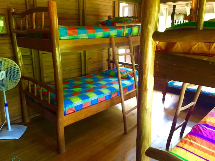 Druhá izba wiht 3  poschodové postele @ 2. poschodie (voliteľný jeden matrac v prípade potreby)