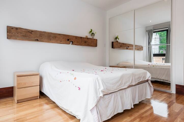 Stunning flat in the heart of Plateau Mont-Royal gallery image 5