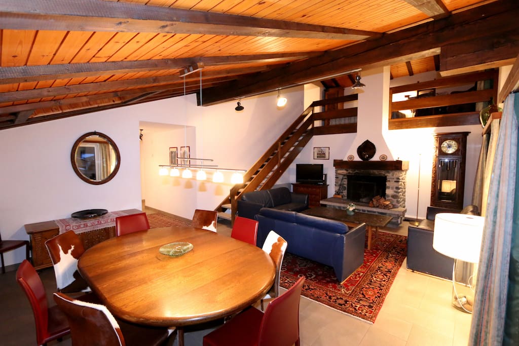 Spacious living - dining room with open fireplace