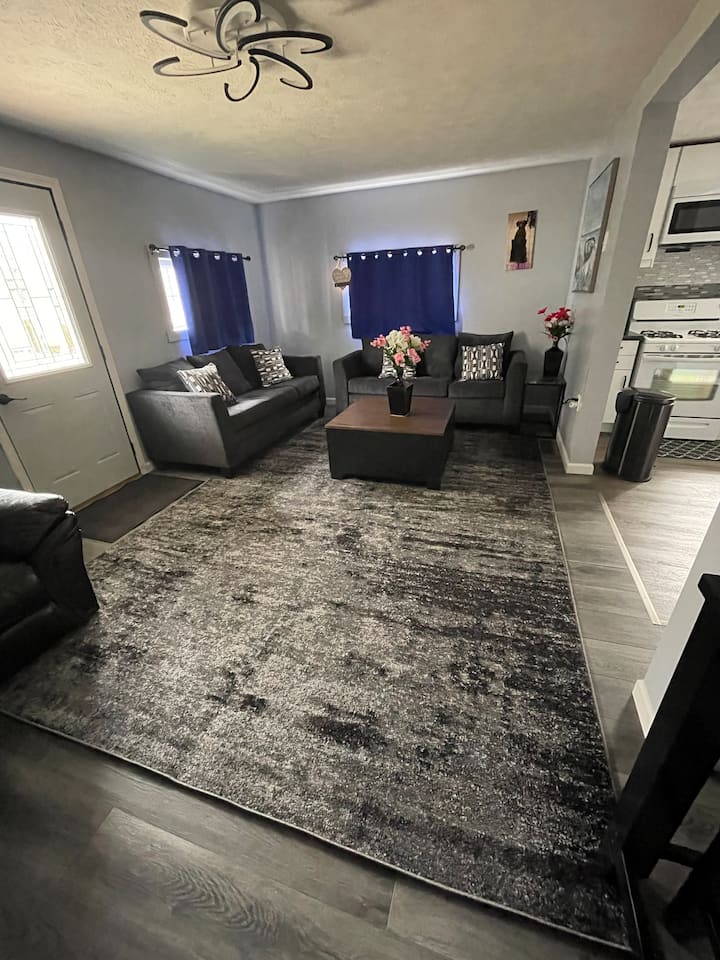 Quiet 5 Bedroom Home With Hot Tub & Ev Charger - Fennville, MI