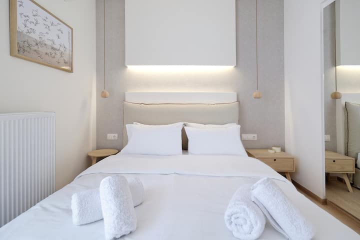 غرفة نوم مزدوجة مع بياضات ومناشف عالية الجودة.