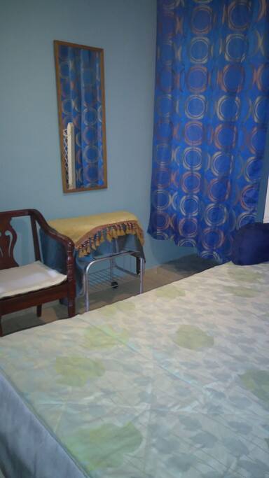 silla, espejo y mesa