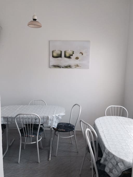 guests dining room