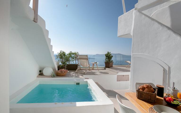 The Globe Villa with Caldera view & plunge pool gallery image 2
