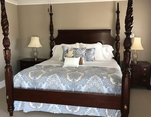 Luxury Riverfront Masters Rental in Hammonds Ferry