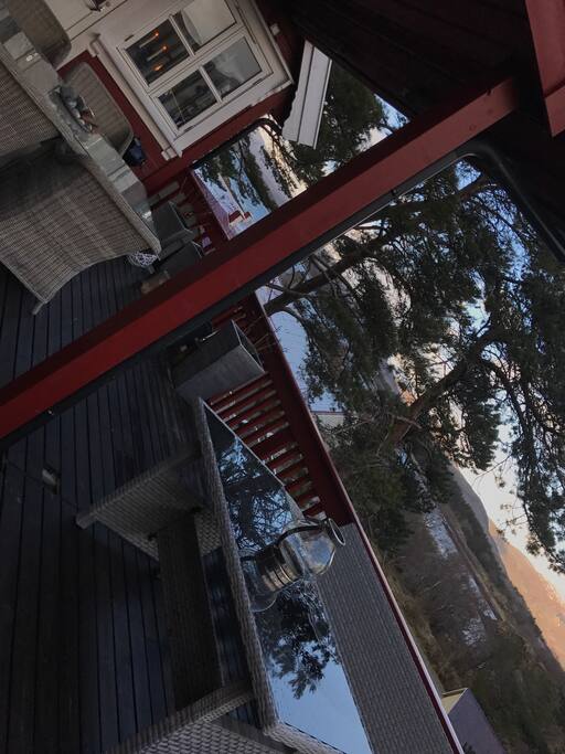 Del av terrasse med sittegruppe 1.