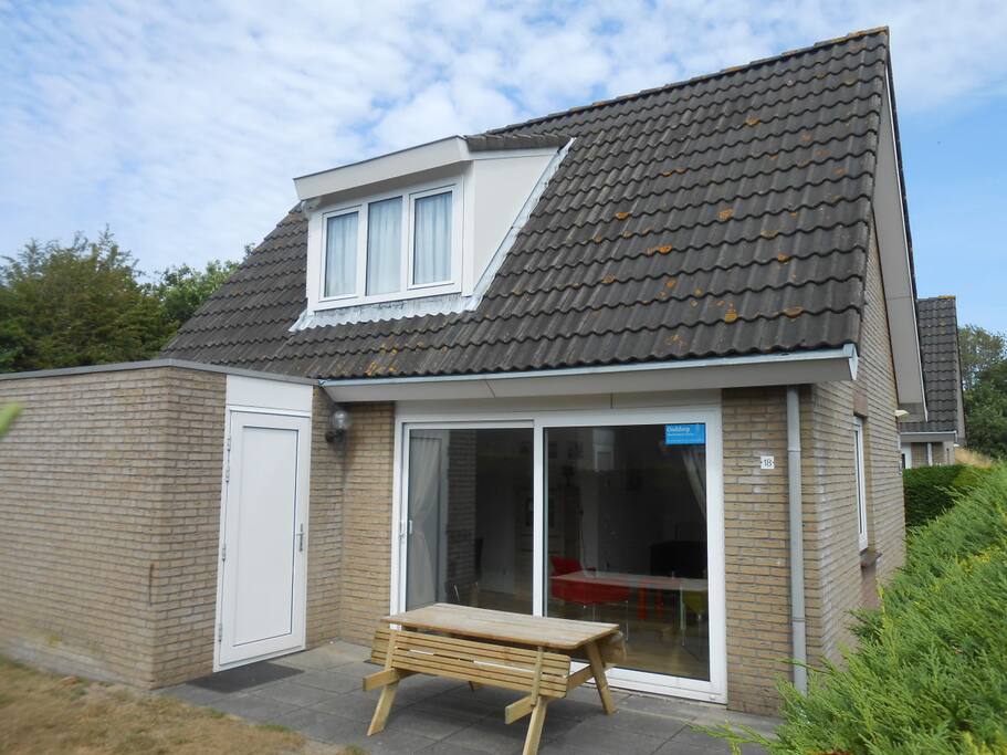 Voorzijde woning met terras