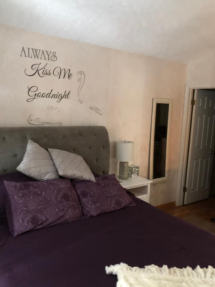 Queen Size fou avec un surmatelas en mousse à mémoire de forme qui rend ce lit si confortable ! Table de chevet , panier et chargeurs pour recharger vos appareils électronique 