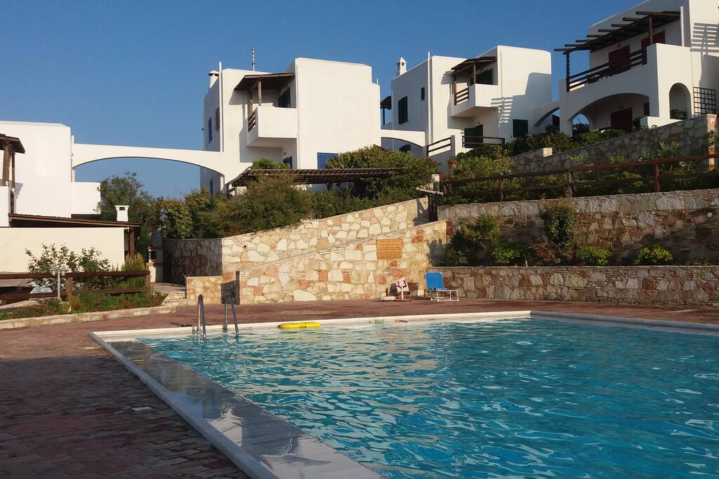 Το κεντρικό πλατώ της μεγάλης κοινόχρηστης πισίνας (Ε=110Μ2)